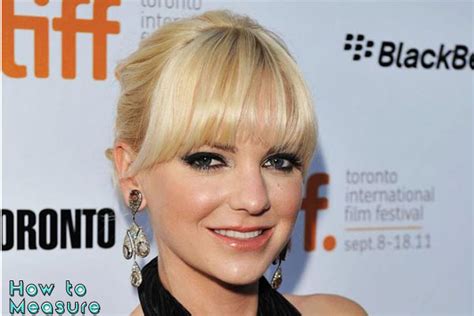 Anna Faris – Height, Weight, Bra Size, Measurements。